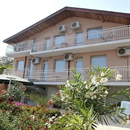 Casa de hóspedes Karina *